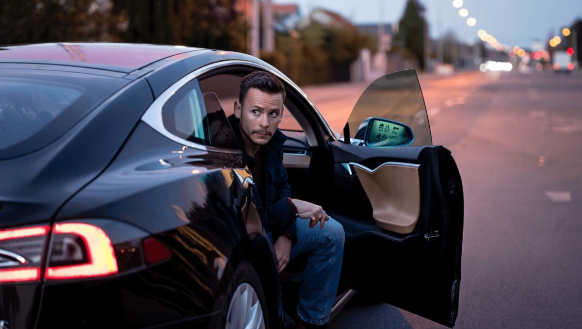 Experts raise red flags over 'alpha-level' Tesla driving feature: 'It should never be in the customer's hands'