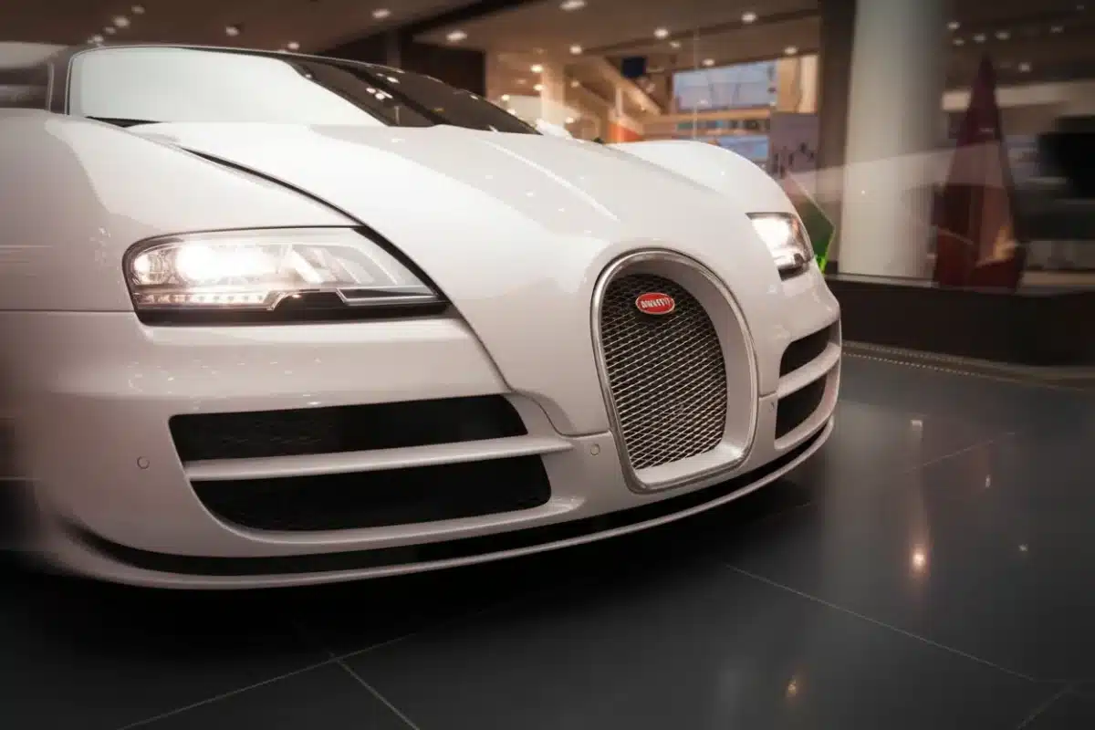 “YouTuber’s $30,000 Bugatti” turns out to be a shocking foam replica – Viewers stunned by viral unboxing disaster